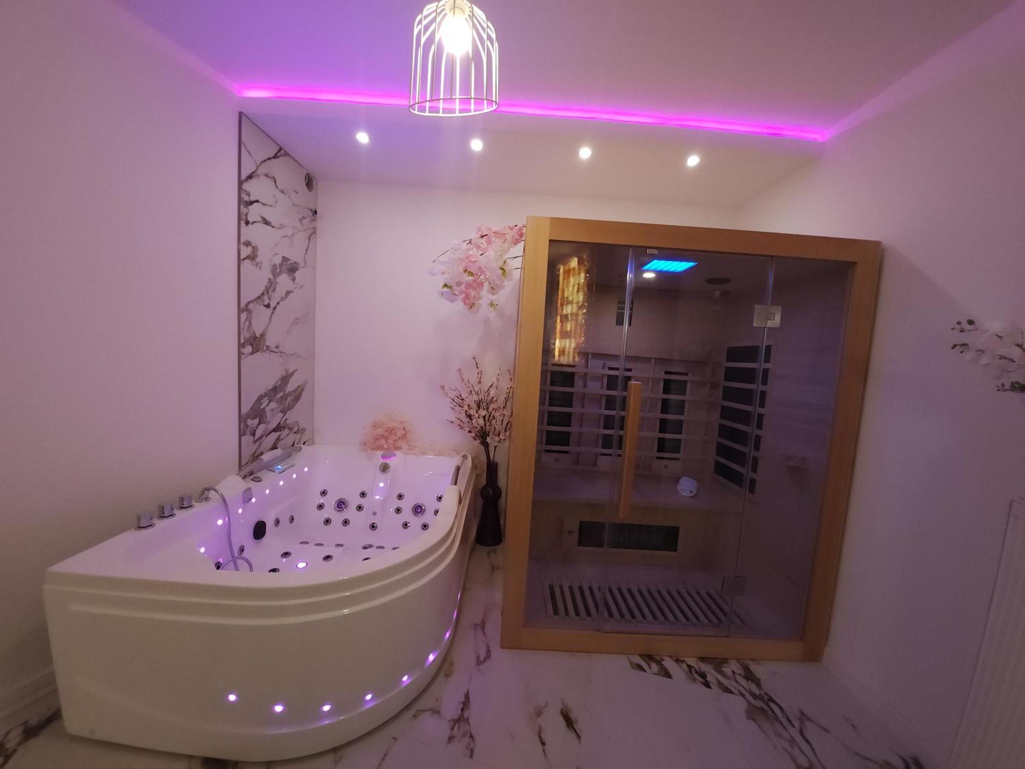 New In Gdansk! Red Room In The Heart Of Gdansk - Bdsm - With A Luxury Jacuzzi And Access To A Sauna Ngoại thất bức ảnh