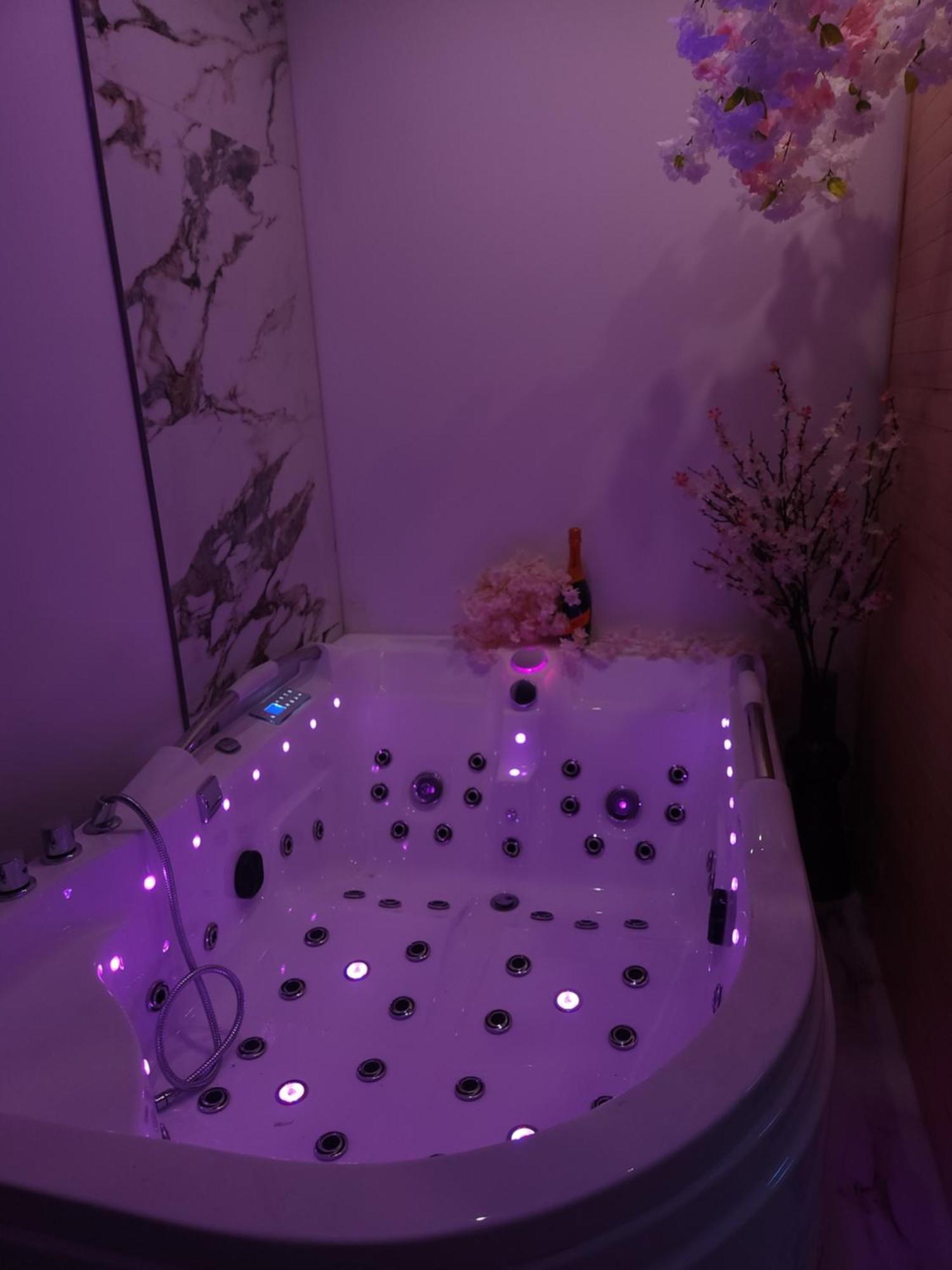 New In Gdansk! Red Room In The Heart Of Gdansk - Bdsm - With A Luxury Jacuzzi And Access To A Sauna Ngoại thất bức ảnh