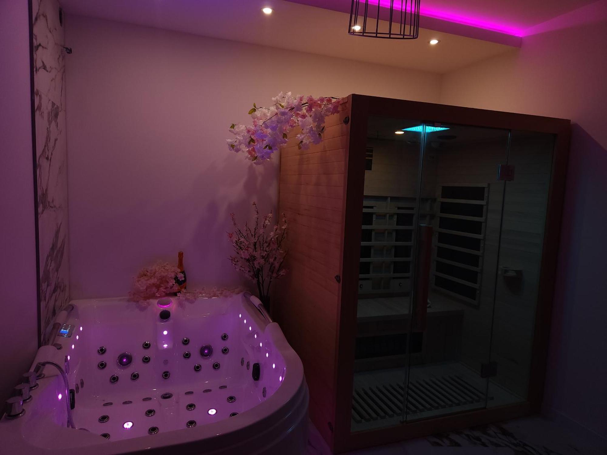 New In Gdansk! Red Room In The Heart Of Gdansk - Bdsm - With A Luxury Jacuzzi And Access To A Sauna Ngoại thất bức ảnh